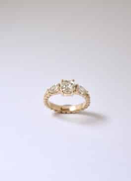 Verlobungsring mit oldcut Diamond und birnkern Diamanten in Roségold 750 von Vera Sigrist Seefeld Zürich 